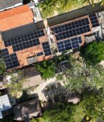 Cómo una cabaña turística en Coveñas redujo sus costos de energía con paneles solares