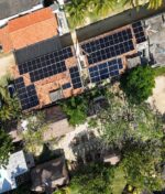 Cómo una cabaña turística en Coveñas redujo sus costos de energía con paneles solares